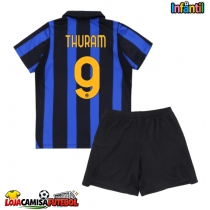 Camisa de Futebol Inter Milan Marcus Thuram #9 Equipamento Principal Infantil 2026-27 Manga Curta (+ Calças curtas)